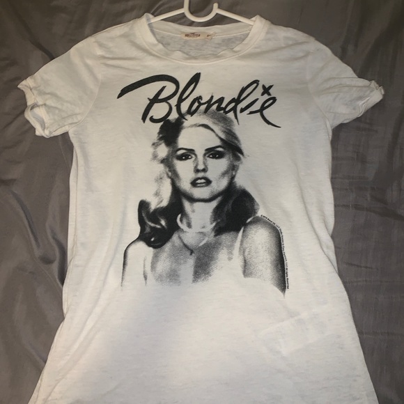 Size extra small shirt from hollister. - Picture 2 of 3